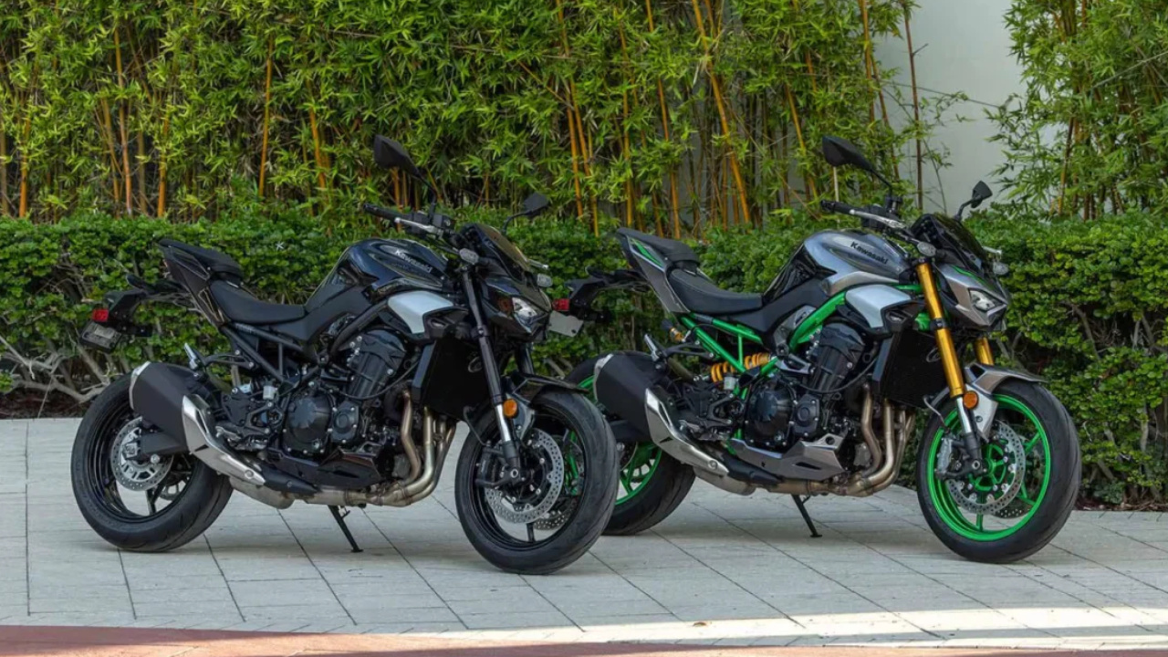deux motos Kawasaki Z900 2025