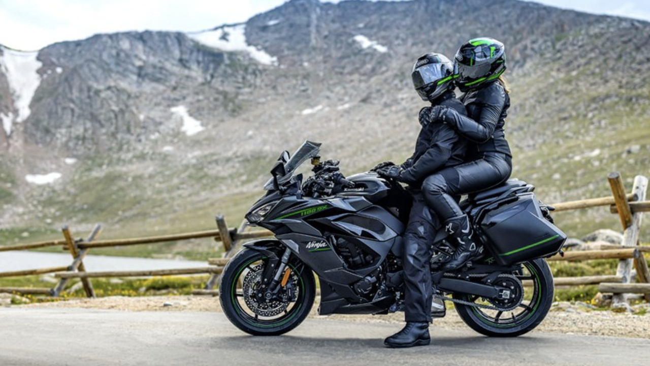 couple en habit de cuir sur une Moto Kawasaki