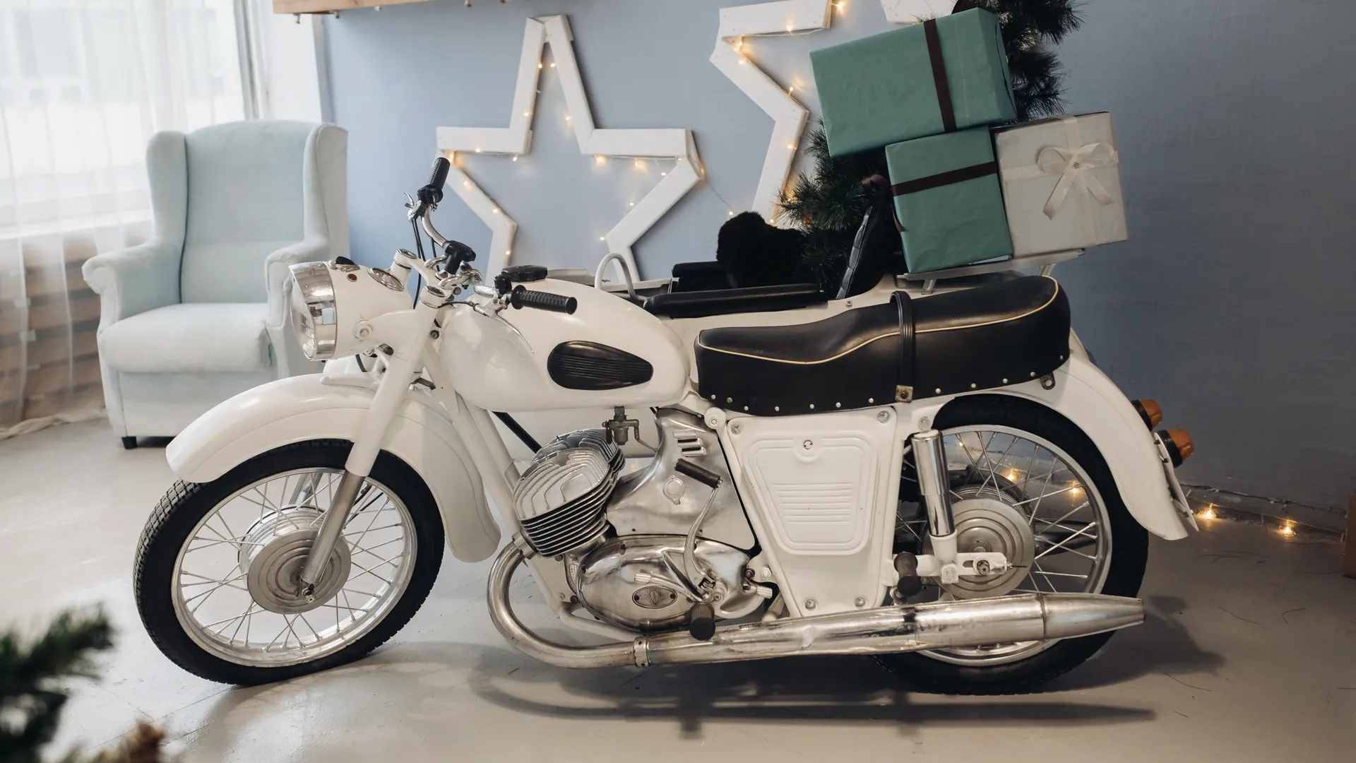 Moto ancienne dans un salon de maison.