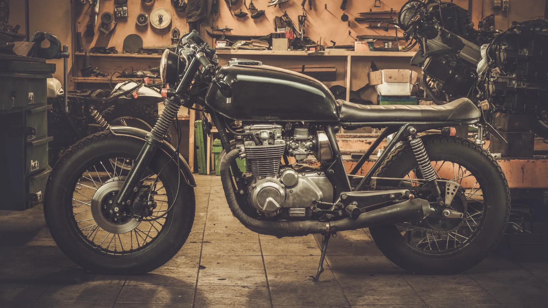 Une moto en préparation pour reprendre la route du printemps.