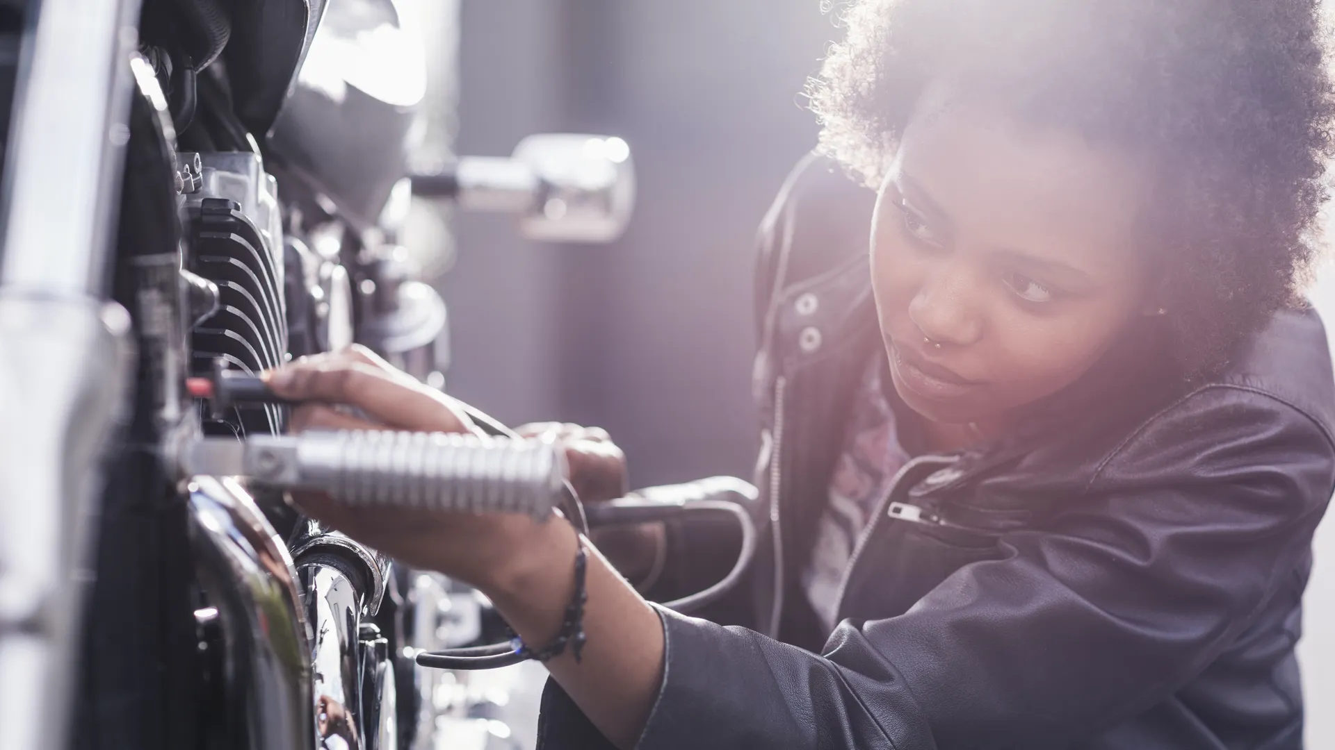 Une femme qui vérifie le voltage de sa batterie.