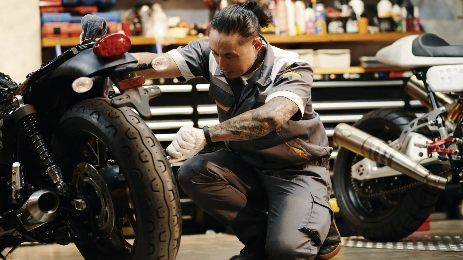 Un homme qui prépare sa moto avant l’entreposage.
