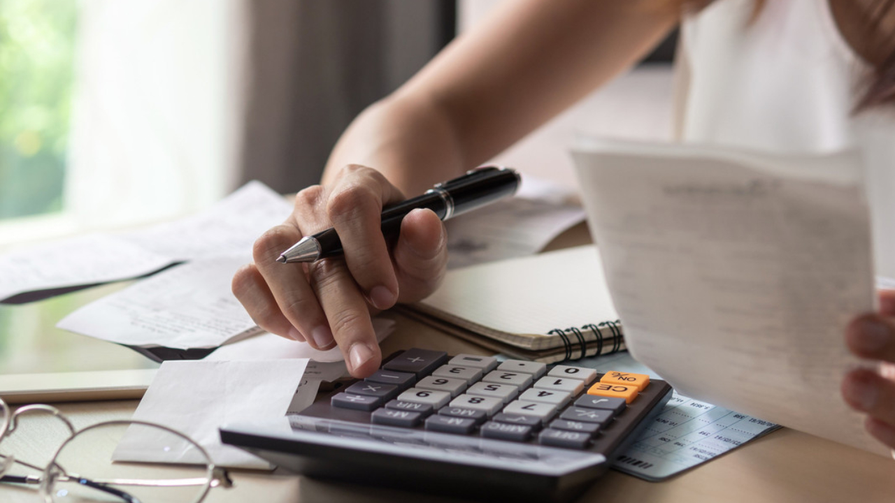 jeune femme en train de faire des calculs financiers