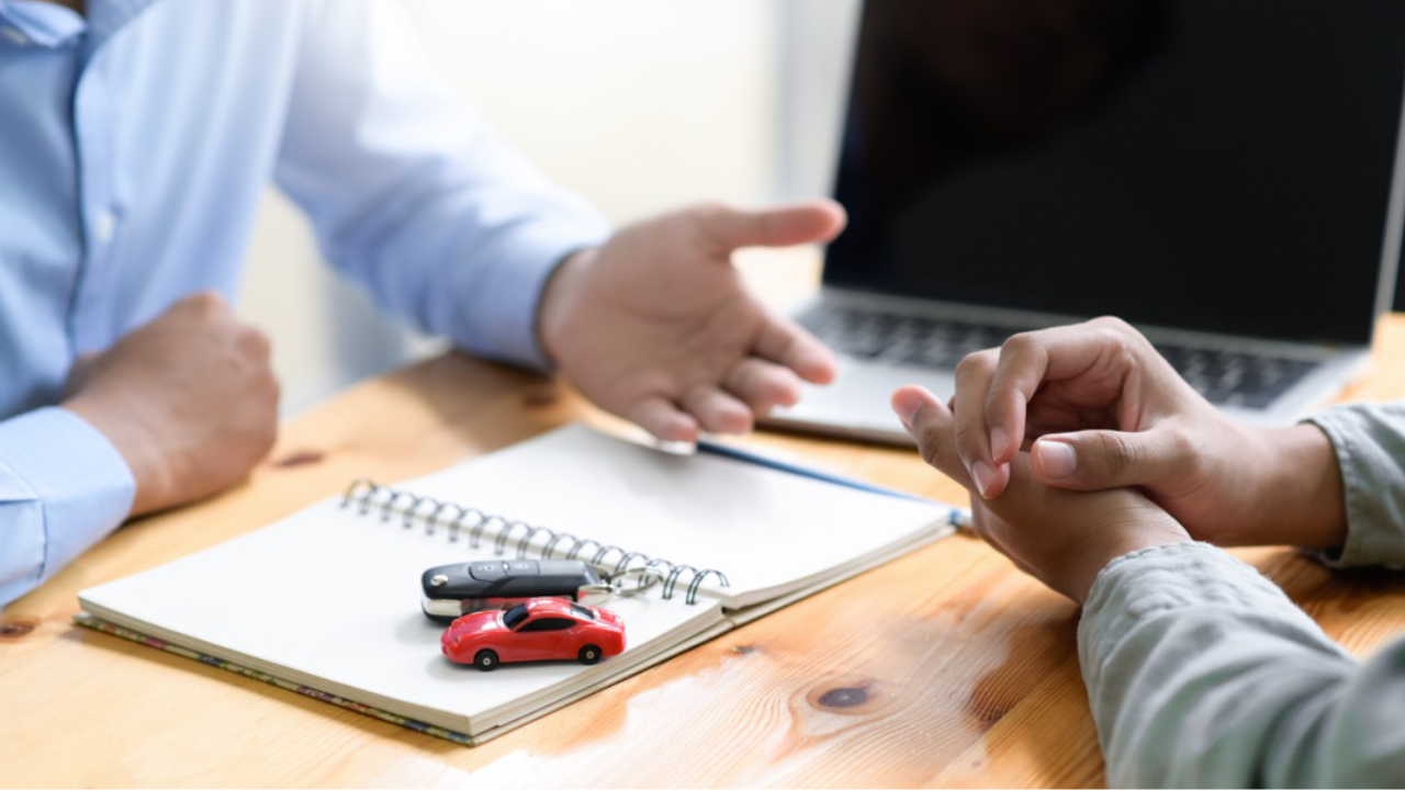 personne en train de discuter un prêt auto