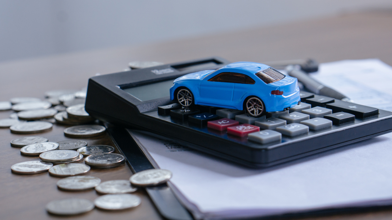 petite auto jouet sur une calculatrice