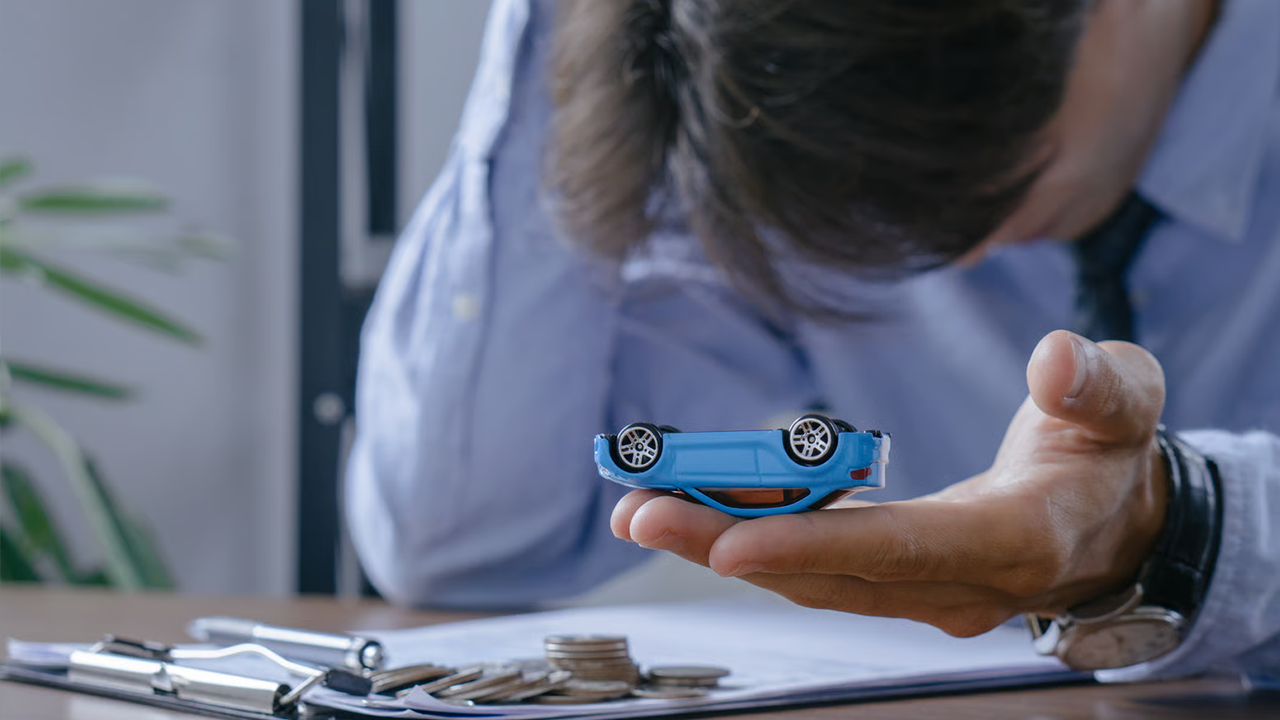 Un acheteur d'auto stressé lors d'un nouveau financement auto refusé