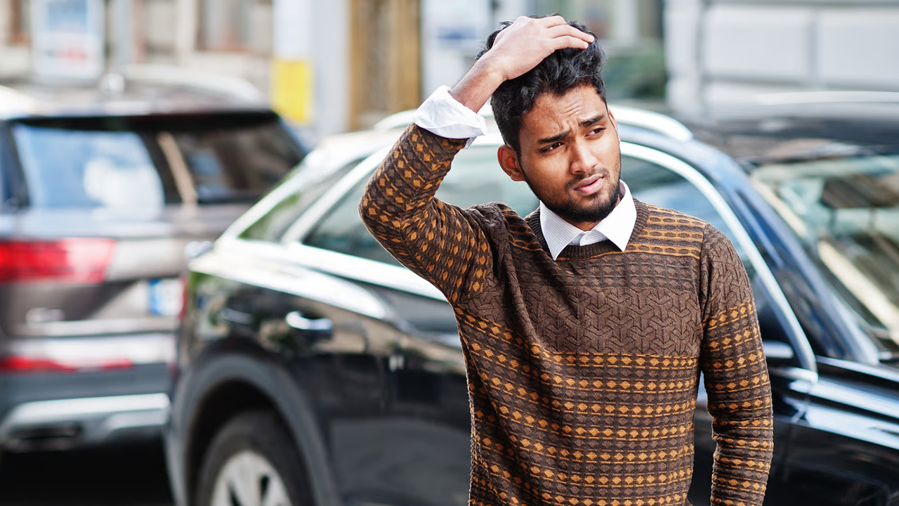Homme stressé de son budget et ses paiements en retard pour son financement auto