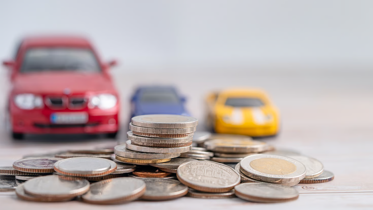 Voiture sur fond de pièces pour prêt automobile et de financement.