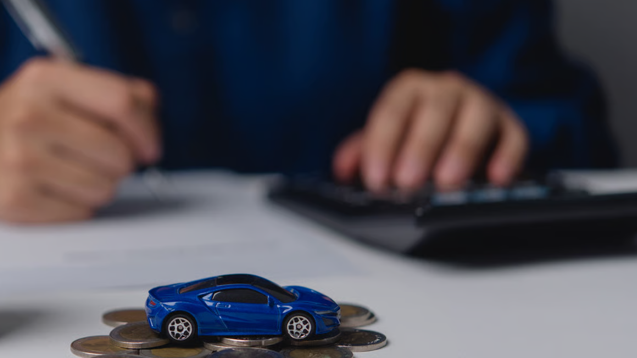 Vue de près d'un homme calculant avec son petit revenue le financement possible