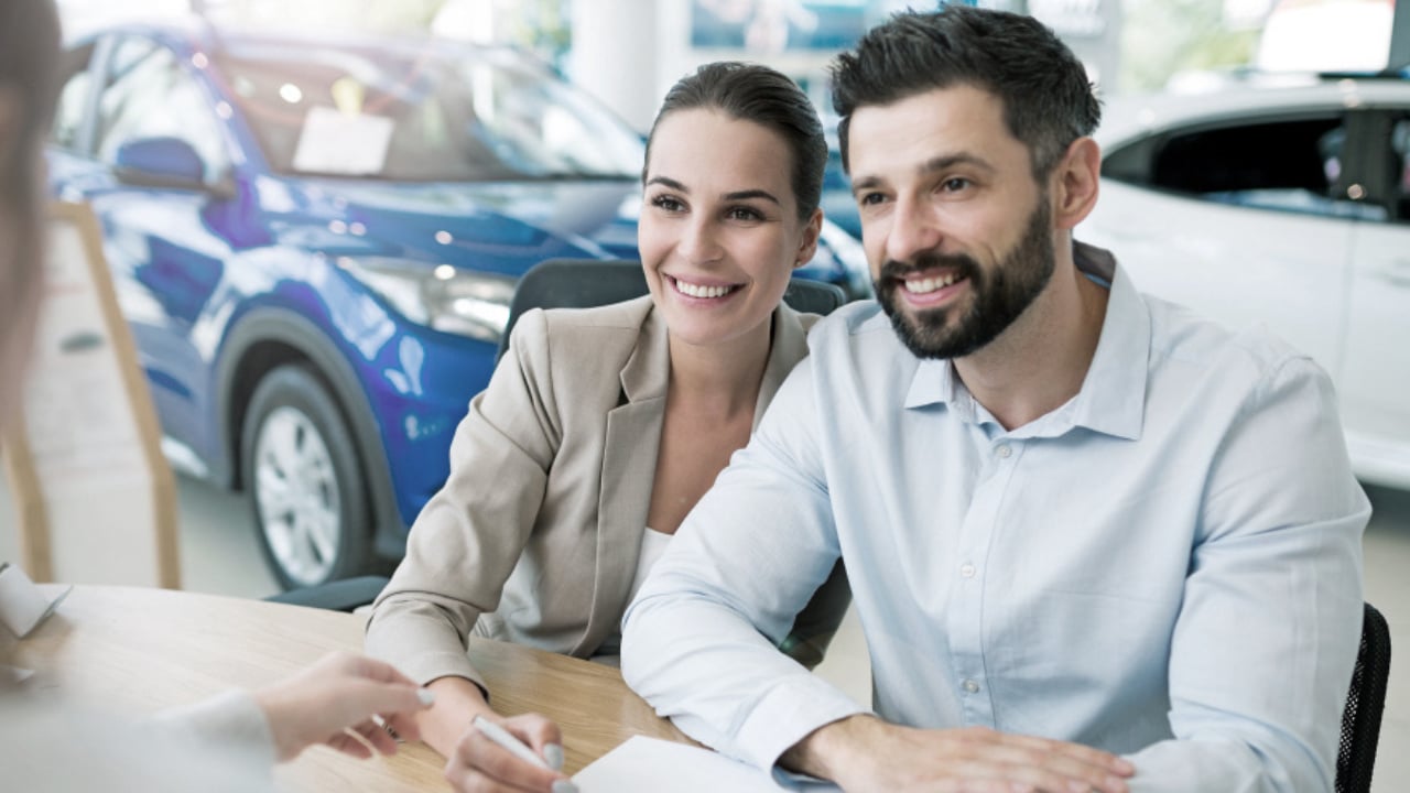 couple en train de discuter financement auto dans un concessionaire