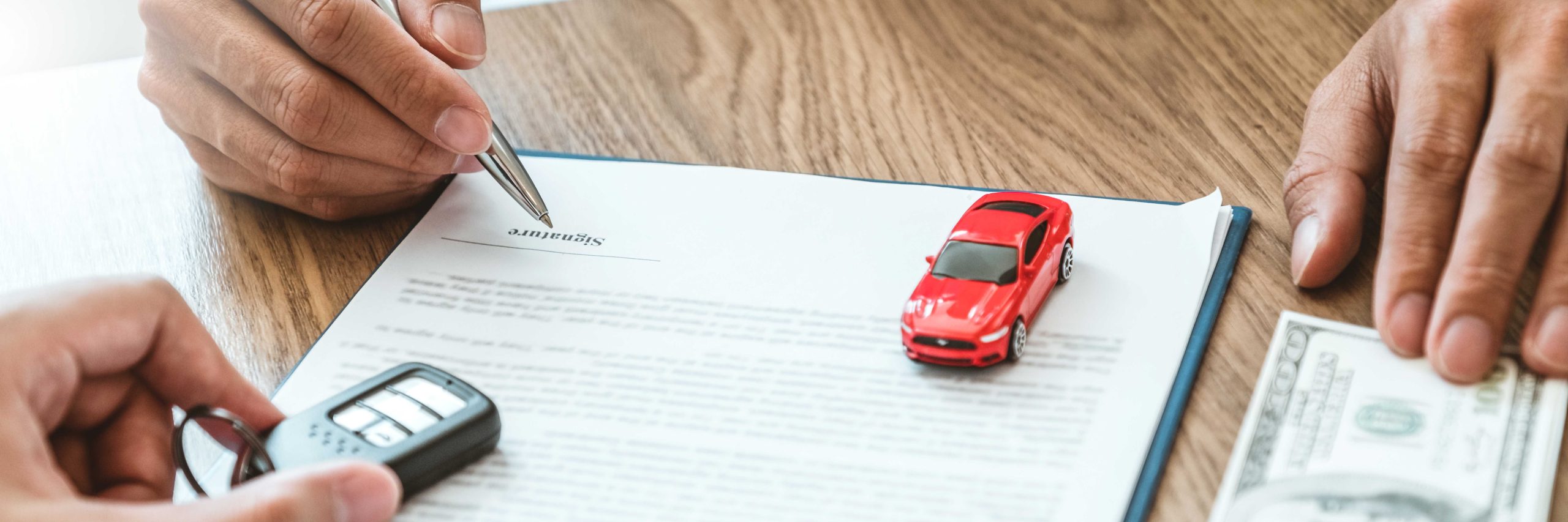 homme en train de signer un contrat