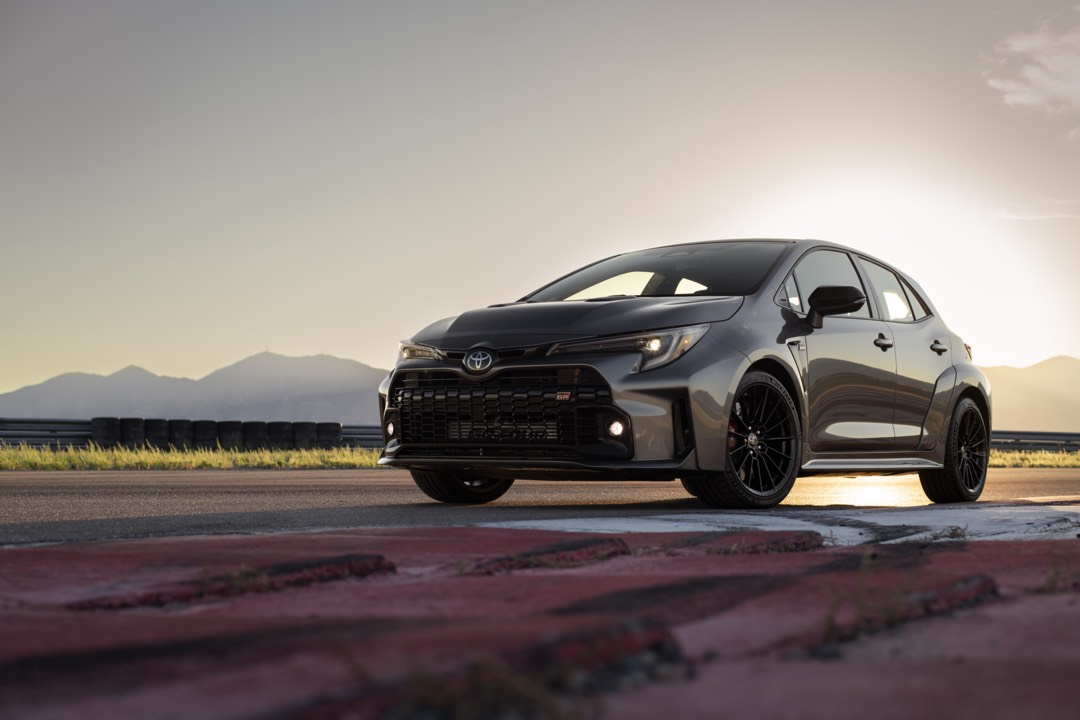 Vue 3/4 avant de la Toyota Corolla GR 2023 Édition Circuit garée sur une piste extérieure.