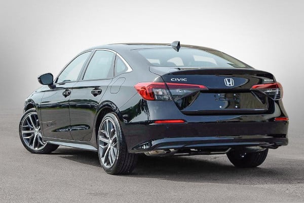 Civic Sedan Touring 2023 driver's side rear view