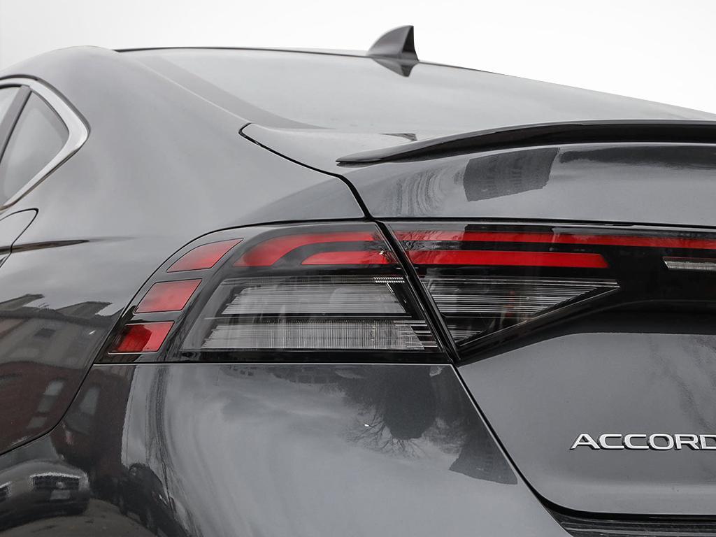 Honda Accord Hybrid Sport‑L 2026 – gros plan feu arrière gauche et badge Accord