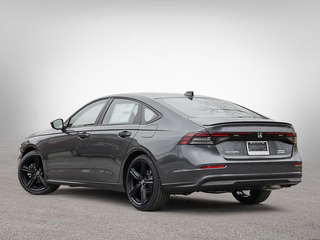 Honda Accord Hybrid Sport‑L 2026 – vue arrière côté conducteur en Gris météorite