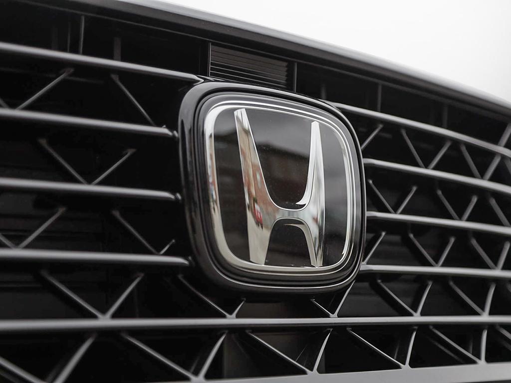 Honda Accord Hybrid Sport‑L 2026 – gros plan logo Honda sur calandre