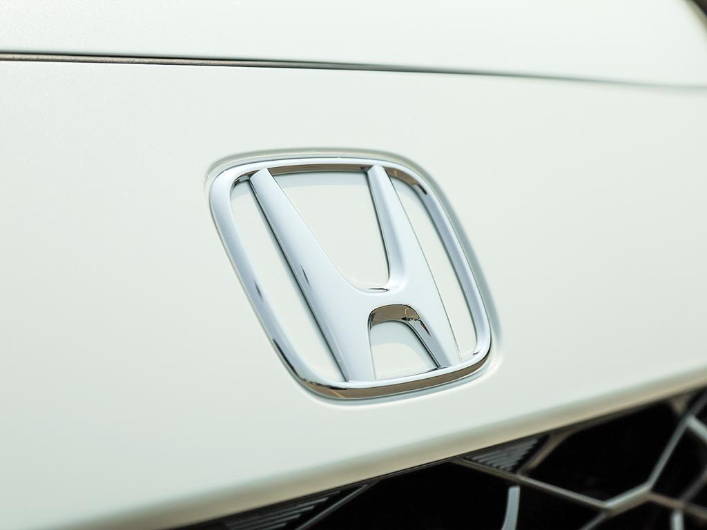 Logo Honda chromé sur le capot du HR-V EX-L AWD 2026.