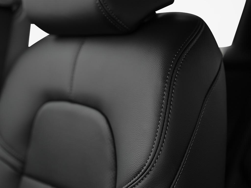 Sellerie en cuir noir du HR-V EX-L AWD 2026 avec coutures contrastantes.