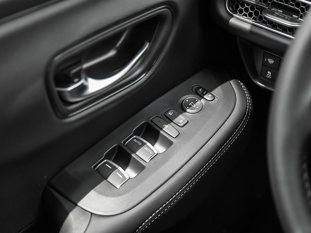 Commandes électriques sur la portière du conducteur du HR-V EX-L AWD 2026.