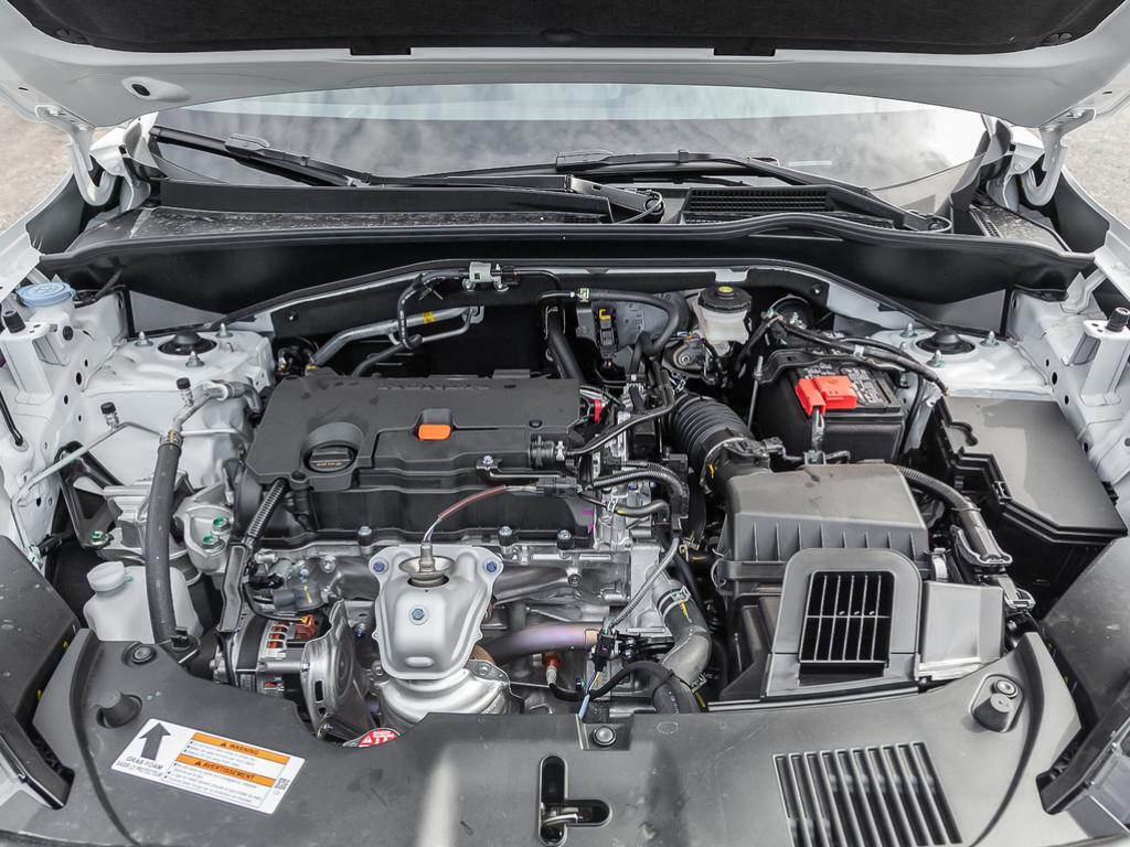 Capot ouvert, on voit le moteur 2 litres du Honda HR-V 2026 AWD Sport.