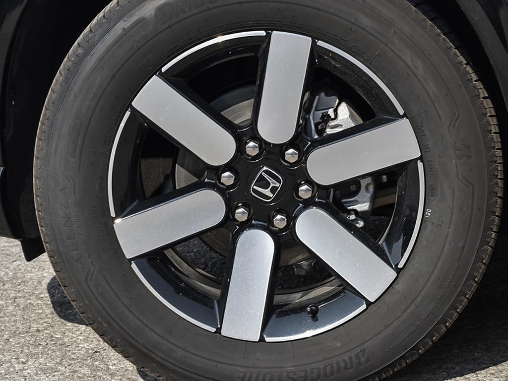 Close-up of alloy wheel on the 2025 Honda Prologue EX-L
