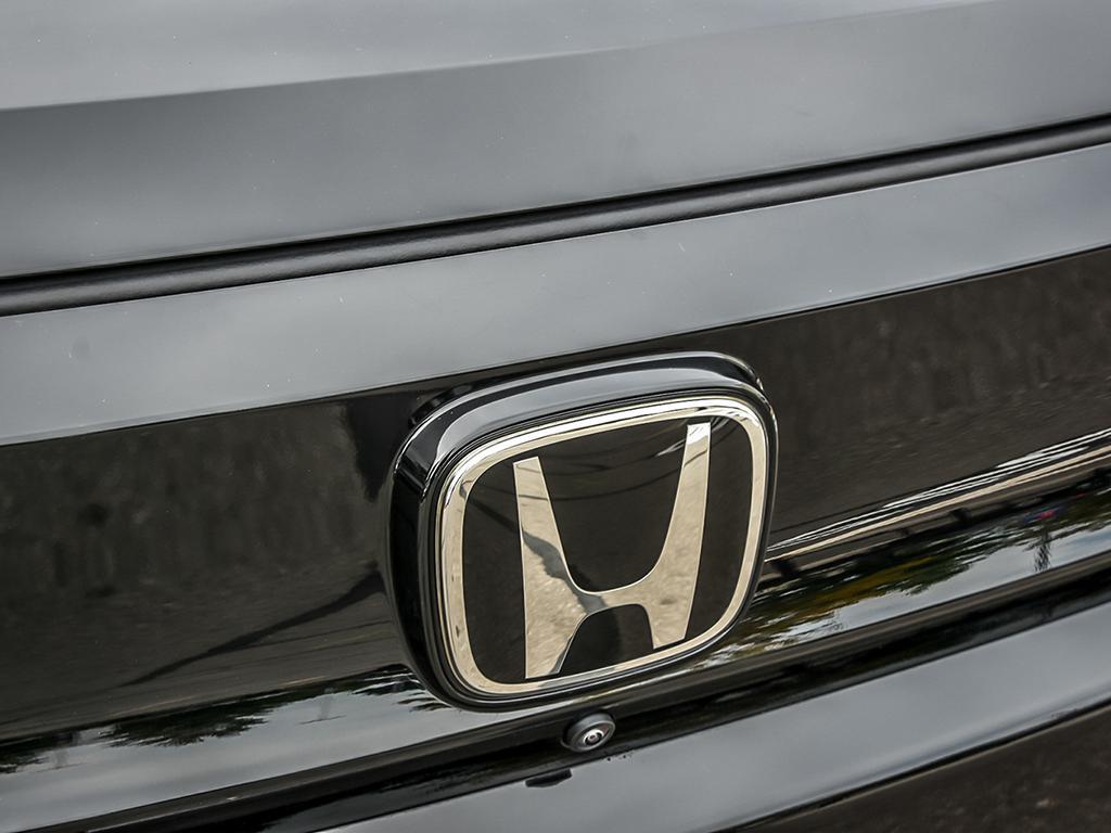 Close-up of Honda logo on the grille of the 2025 Honda Prologue EX-L