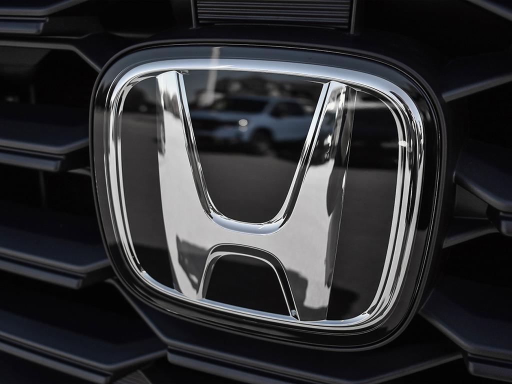 Honda Pilot Sport AWD 2025, gros plan du logo Honda sur la calandre