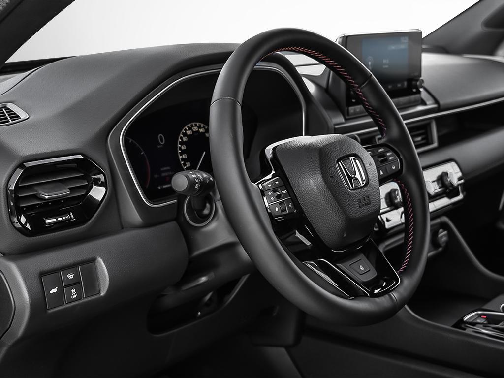 Honda Pilot Sport AWD 2025 intérieur, poste de conduite avec tableau de bord et écran central
