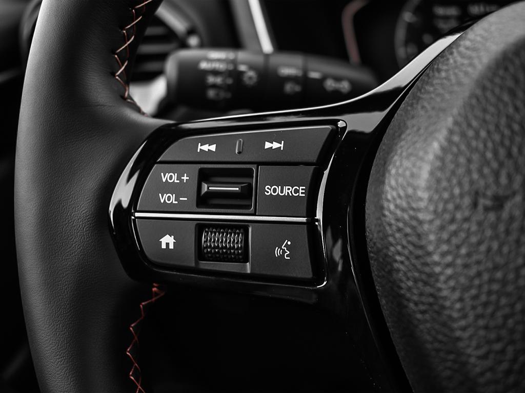 Honda Pilot Sport AWD 2025 intérieur, commandes audio à gauche du volant en gros plan