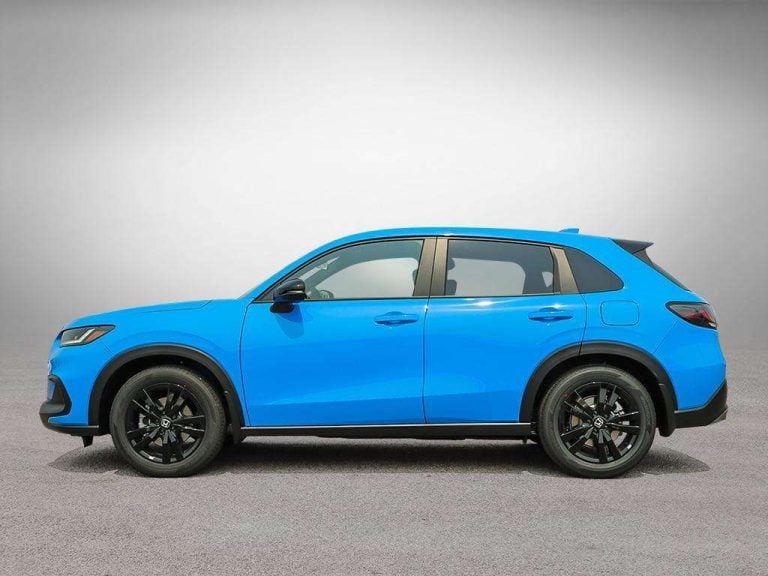 Profil côté conducteur du Honda HR-V Sport AWD 2027 bleu avec jantes noires de 18 pouces