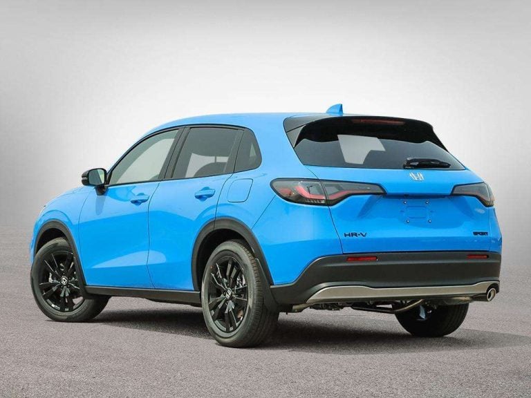 Vue arrière trois quarts côté conducteur du Honda HR-V Sport AWD 2027 bleu