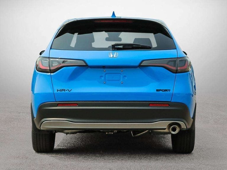 Vue arrière du Honda HR-V Sport AWD 2027 bleu avec hayon et écusson SPORT