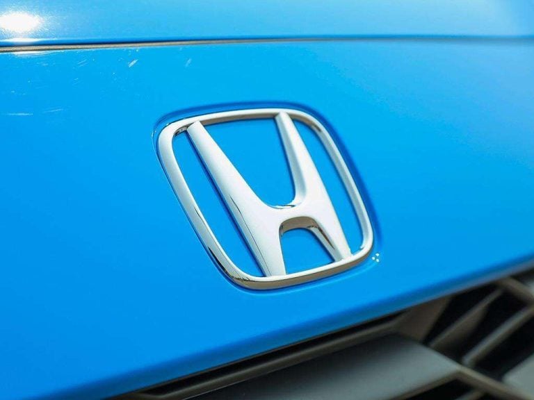 Emblème Honda sur la calandre avant du HR-V Sport AWD 2027 bleu