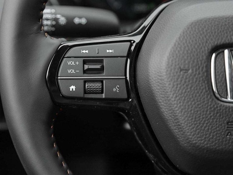 Commandes audio et téléphonie intégrées au volant du Honda HR-V Sport AWD 2027