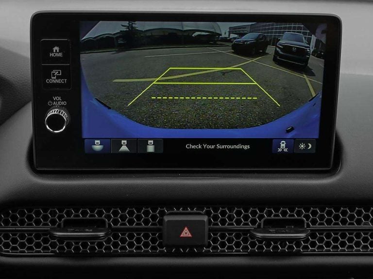 Écran tactile affichant la caméra de recul du Honda HR-V Sport AWD 2027